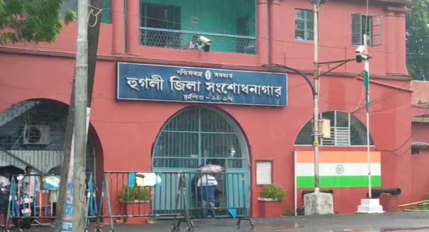 মুখ ভর্তি সাদা দাড়ি, ১৯ দিন পর জেলমুক্ত অসিত মজুমদার