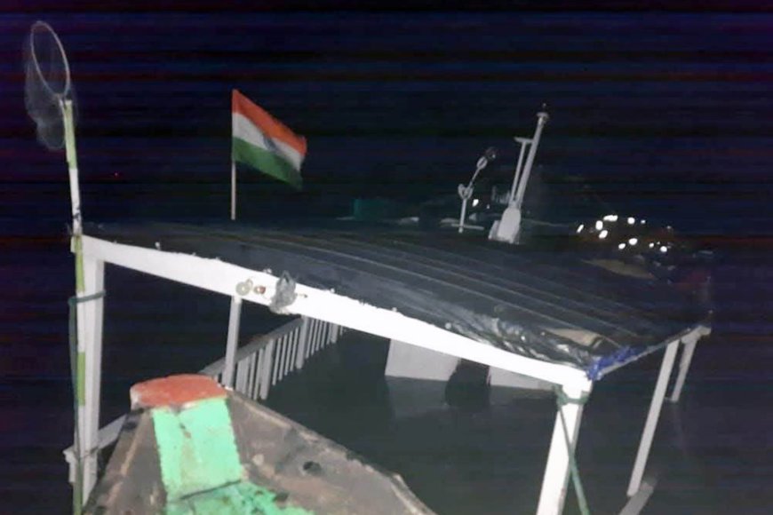 নামখানার হাতানিয়া-দোয়ানিয়া নদীতে দুর্ঘটনা! নৌকার ধাক্কায় ডুব গেল সুন্দরবনের বোট