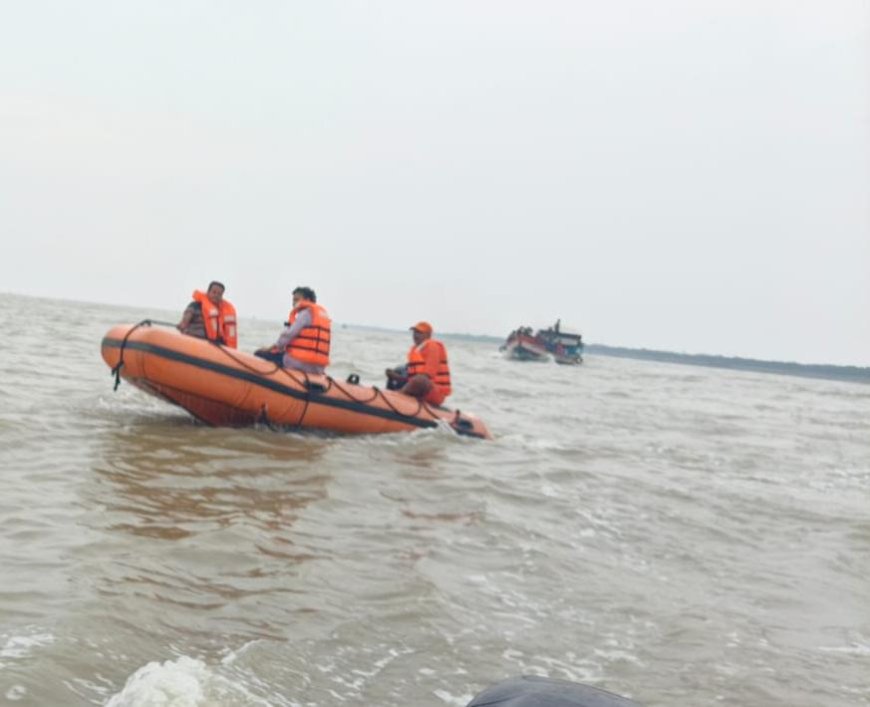 ঘোড়ামারার কাছে পণ্যবাহী ট্রলার ডুবি, উদ্ধার ১ শ্রমিকের দেহ, এখনও নিখোঁজ ১*