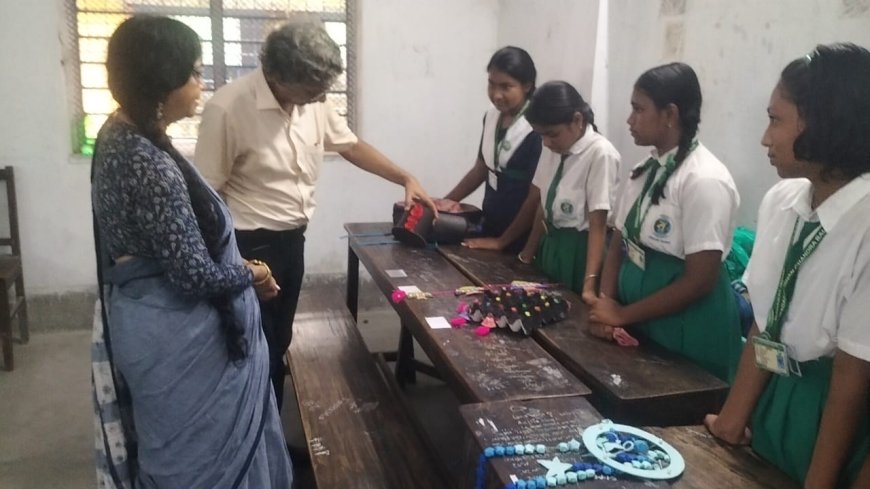 স্কুলে বর্জ্য পদার্থ ব্যবহার নিয়ে সচেতন শিবির ও হাতে-গড়াজিনিস প্রদর্শনী হয় বারুইপুরে