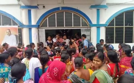 অন্নপূর্ণা যোজনায় 'স্বজনপোষণ'! নাম বাদ পড়ায় নামখানা বিডিও অফিসে মহিলাদের বিক্ষোভ