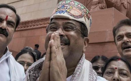 সংসদে এসে ‘বীরের অভ্যর্থনা’ পেলেন ধর্মেন্দ্র