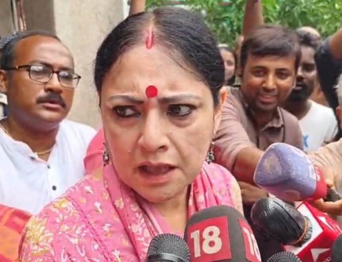 সূর্যপুর নাবালিকাকে ধর্ষণ করে খুনের নাবালিকার বাড়িতে মঙ্গলবার যান রাজ্যের মন্ত্রী অগ্নিমিত্রা পাল