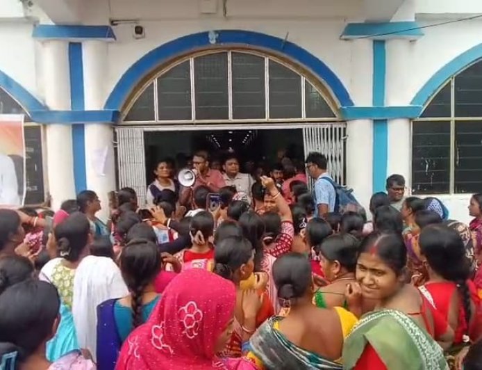 অন্নপূর্ণা যোজনায় 'স্বজনপোষণ'! নাম বাদ পড়ায় নামখানা বিডিও অফিসে মহিলাদের বিক্ষোভ