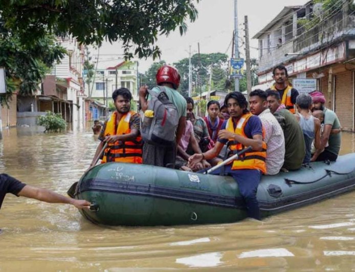 টানা বৃষ্টিতে বন্যা পরিস্থিতি ত্রিপুরায়,ঘরছাড়া ১১ হাজার মানুষ, ৪ হাজারের বেশি বাড়ির ক্ষতি