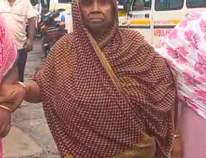 ভিটেছাড়া মারণরোগে আক্রান্ত মা। প্রশাসনের দরবারে বৃদ্ধা আসিয়া বিবি।
