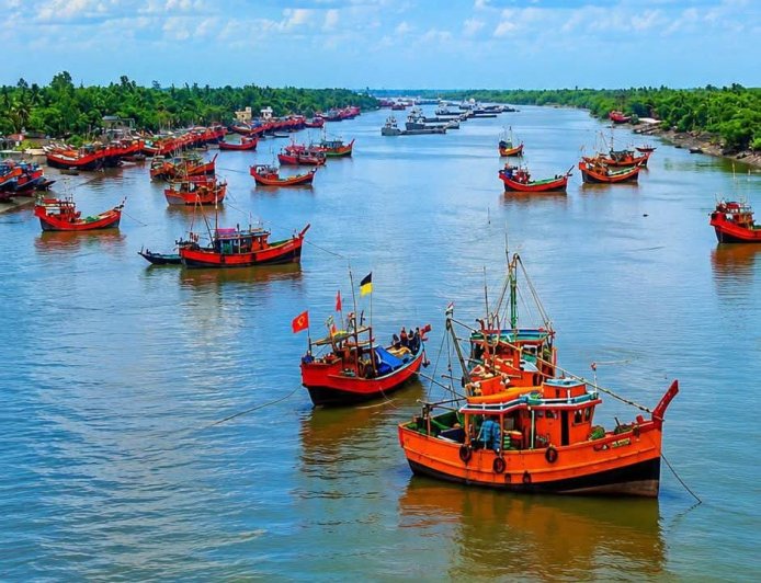 মাঝসমুদ্রে ফাটল ট্রলারের পাটাতন!  ডুবন্ত 'আল ফাতেহা' থেকে ১৩ মৎস্যজীবীকে রুদ্ধশ্বাস উদ্ধার