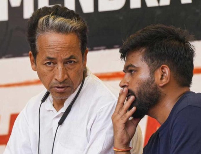 ওয়াংচুকের অনুরোধে অনশন ভাঙলেন ককরোচ প্রধান অভিজিৎ