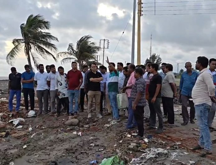 গঙ্গাসাগরে কপিলমুনি মন্দিরের সামনে সমুদ্র তট ও নদীবাঁধ পরিদর্শনে প্রশাসন, ভরা কটালের আগে বাড়ছে উদ্বেগ