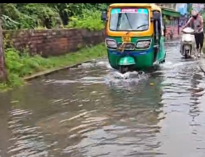 একটু বৃষ্টি জলেই বারুইপুর বিভিন্ন এলাকায় প্লাবিত হয়