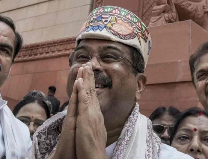 সংসদে এসে ‘বীরের অভ্যর্থনা’ পেলেন ধর্মেন্দ্র