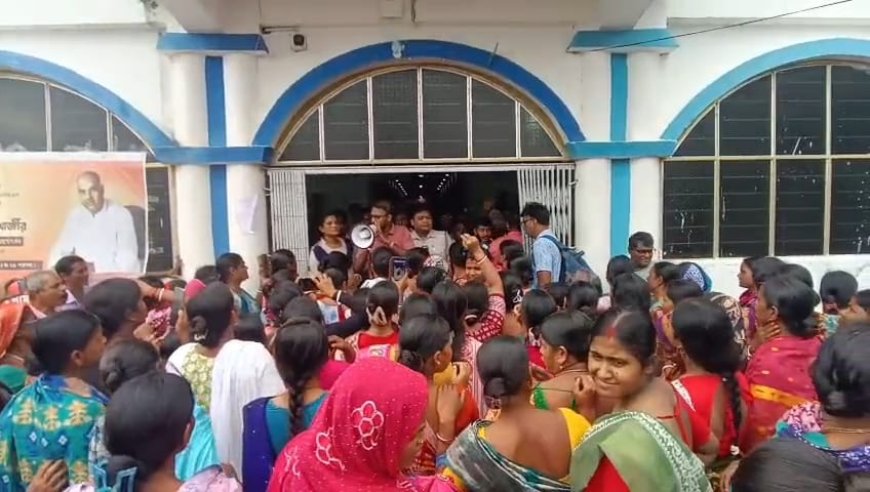 অন্নপূর্ণা যোজনায় 'স্বজনপোষণ'! নাম বাদ পড়ায় নামখানা বিডিও অফিসে মহিলাদের বিক্ষোভ