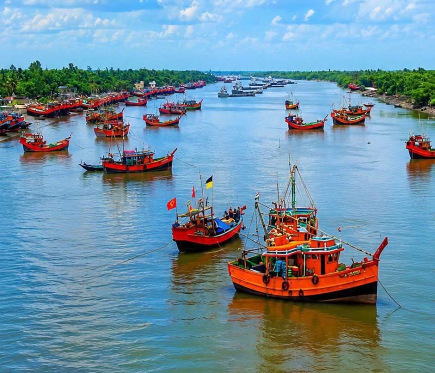 মাঝসমুদ্রে ফাটল ট্রলারের পাটাতন!  ডুবন্ত 'আল ফাতেহা' থেকে ১৩ মৎস্যজীবীকে রুদ্ধশ্বাস উদ্ধার