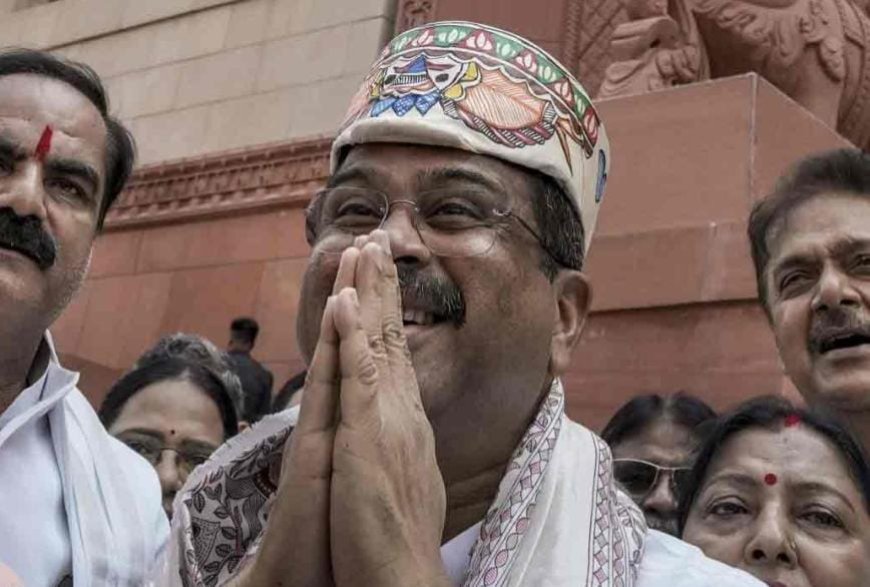 সংসদে এসে ‘বীরের অভ্যর্থনা’ পেলেন ধর্মেন্দ্র