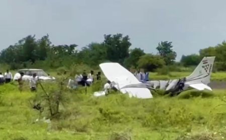বারামতীর রানওয়েতে ভেঙে পড়ল প্রশিক্ষণরত বিমান