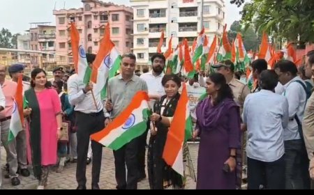 জাতীয় পতাকা হাতে ছাত্র-ছাত্রীরা হরঘর তিরঙ্গা কর্মসূচিতে সোনারপুরে বর্ণাঢ্য শোভাযাত্রা করে,