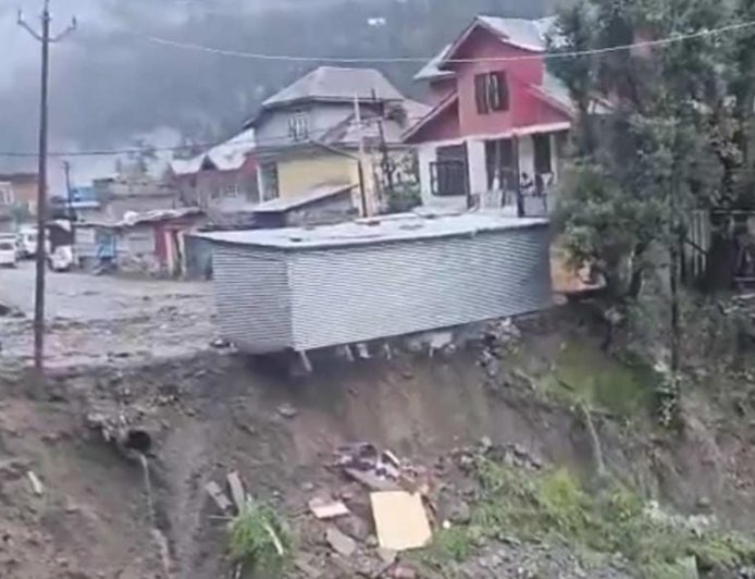মেঘভাঙা বৃষ্টি এবং হড়পা বানে ফের বিপর্যস্ত জম্মু! ঘরবাড়ি, বন্ধ জাতীয় সড়ক