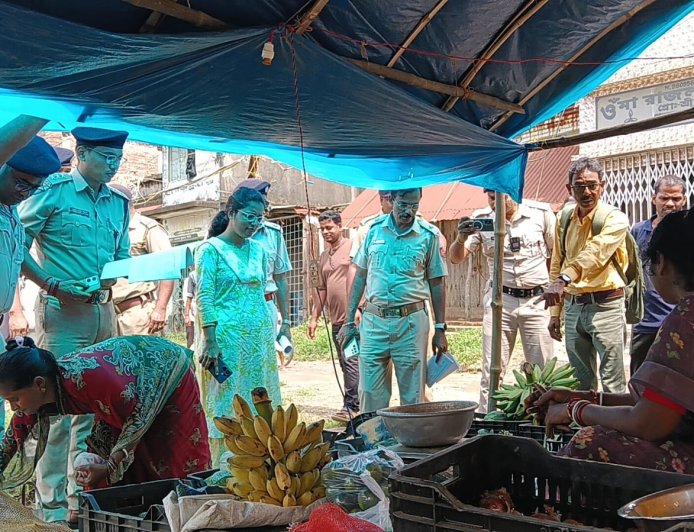 মুখ্যমন্ত্রীর কড়া নির্দেশের পর ময়দানে প্রশাসন! বিভিন্ন জিনিসপত্রের দাম খতিয়ে দেখতে নামখানার ১০ মাইল বাজারে অভিযান প্রশাসনের