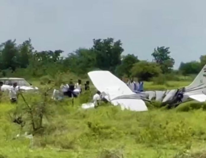 বারামতীর রানওয়েতে ভেঙে পড়ল প্রশিক্ষণরত বিমান