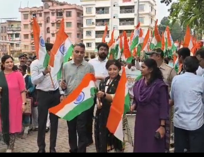 জাতীয় পতাকা হাতে ছাত্র-ছাত্রীরা হরঘর তিরঙ্গা কর্মসূচিতে সোনারপুরে বর্ণাঢ্য শোভাযাত্রা করে,