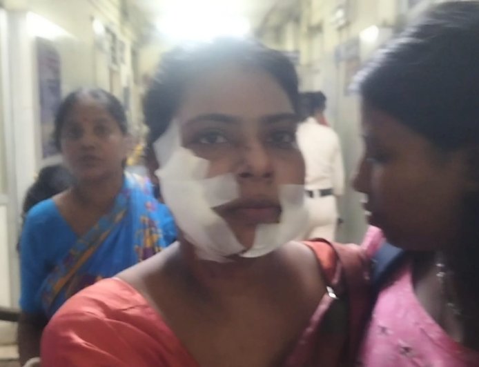 স্টেশনে এ কি অবস্থা স্বামী স্ত্রীর উপর কাঁচ বা ব্লেড চালিয়ে আঘাত করল।