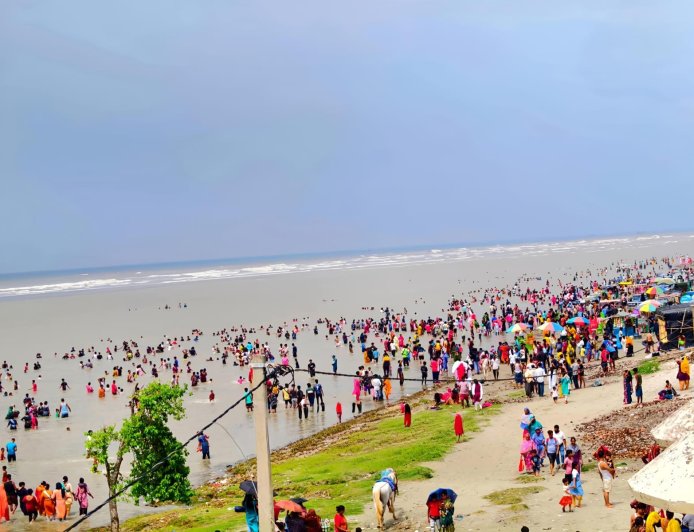 বকখালিতে পর্যটকের ঢল! দুর্যোগ উপেক্ষা করেই উত্তাল সমুদ্রে স্নান, দুর্যোগপূর্ণ আবহাওয়ায় পর্যটকদের সতর্ক করল প্রশাসন