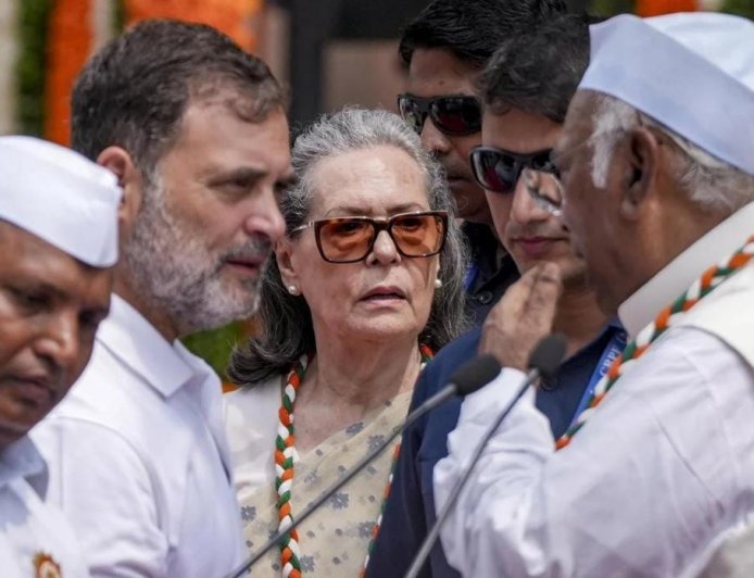 পুরো গান নয়, ‘বন্দে মাতরমে’র দুটি স্তবকই গাইবে কংগ্রেস