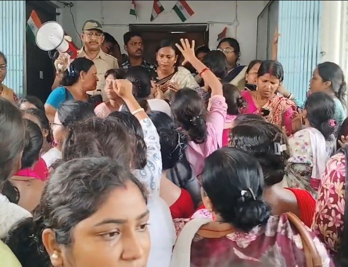 এবার রাজপুর সোনারপুর পৌরসভা অন্নপূর্ণা টাকা না পাওয়া নিয়ে চলছে বিক্ষোভ নামলো RAF