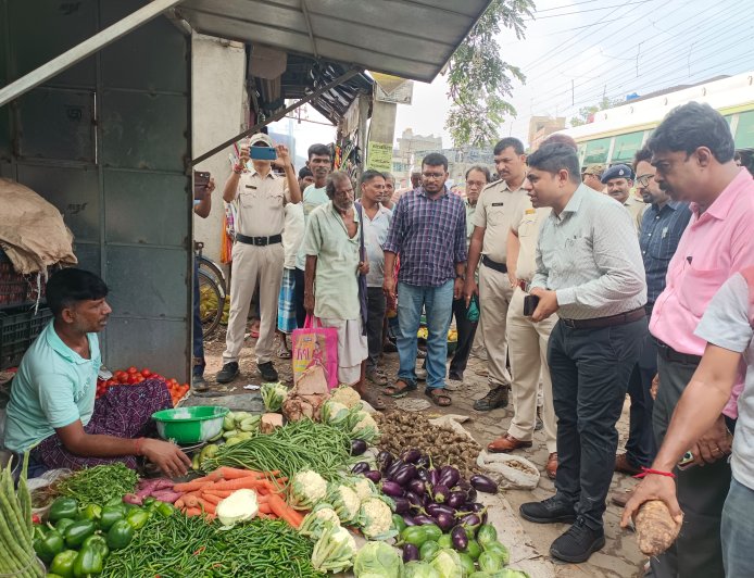 দ্রব্যমূল্য নিয়ন্ত্রণে কুলপি বাজারে মহাকুমা শাসকের সারপ্রাইজ ভিজিট, অভিযানকে সাধুবাদ সাধারণ মানুষের।