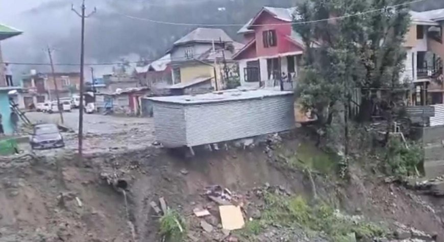 মেঘভাঙা বৃষ্টি এবং হড়পা বানে ফের বিপর্যস্ত জম্মু! ঘরবাড়ি, বন্ধ জাতীয় সড়ক