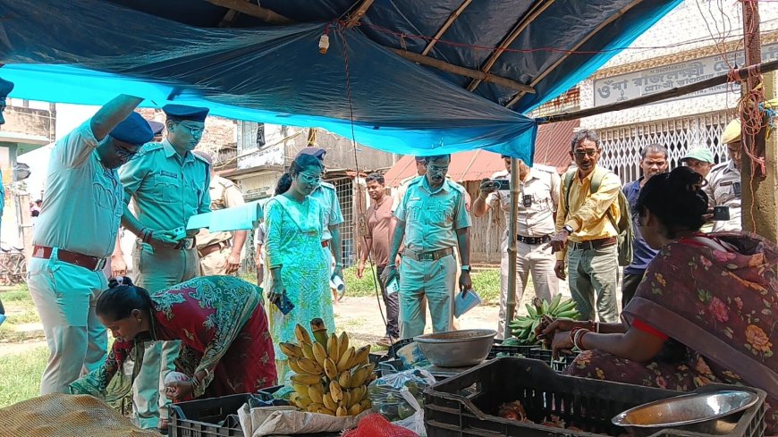 মুখ্যমন্ত্রীর কড়া নির্দেশের পর ময়দানে প্রশাসন! বিভিন্ন জিনিসপত্রের দাম খতিয়ে দেখতে নামখানার ১০ মাইল বাজারে অভিযান প্রশাসনের