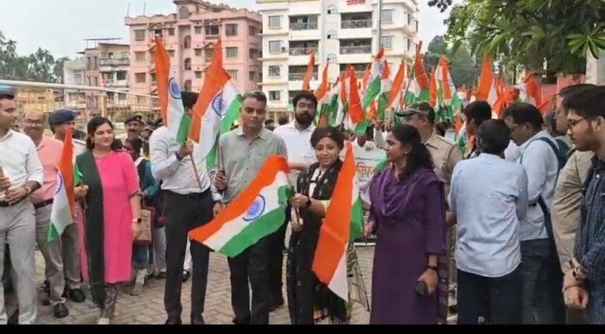 জাতীয় পতাকা হাতে ছাত্র-ছাত্রীরা হরঘর তিরঙ্গা কর্মসূচিতে সোনারপুরে বর্ণাঢ্য শোভাযাত্রা করে,