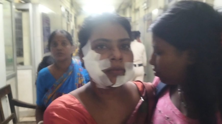 স্টেশনে এ কি অবস্থা স্বামী স্ত্রীর উপর কাঁচ বা ব্লেড চালিয়ে আঘাত করল।