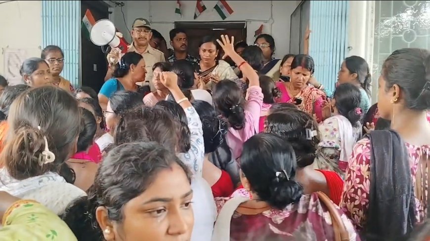 এবার রাজপুর সোনারপুর পৌরসভা অন্নপূর্ণা টাকা না পাওয়া নিয়ে চলছে বিক্ষোভ নামলো RAF