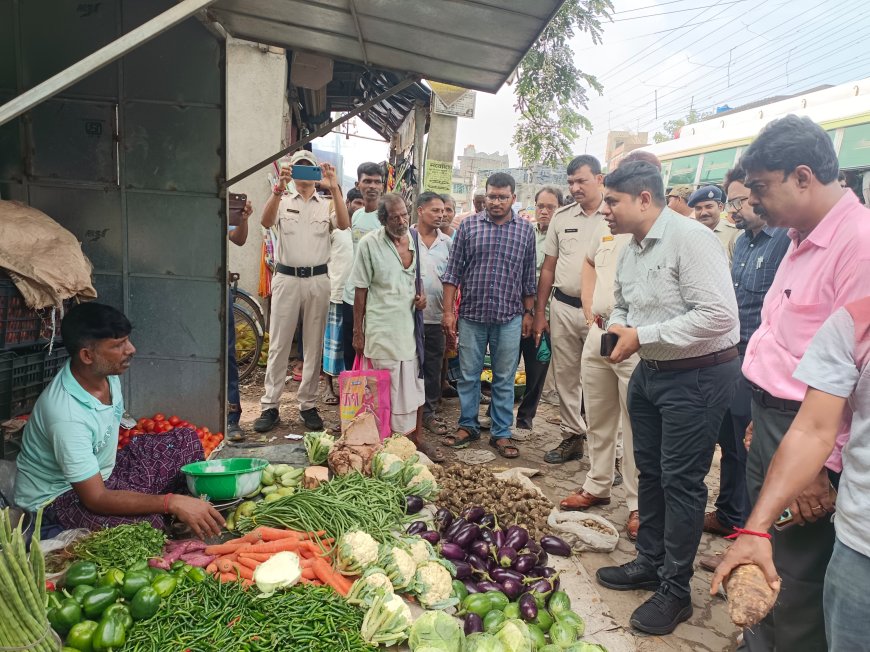দ্রব্যমূল্য নিয়ন্ত্রণে কুলপি বাজারে মহাকুমা শাসকের সারপ্রাইজ ভিজিট, অভিযানকে সাধুবাদ সাধারণ মানুষের।